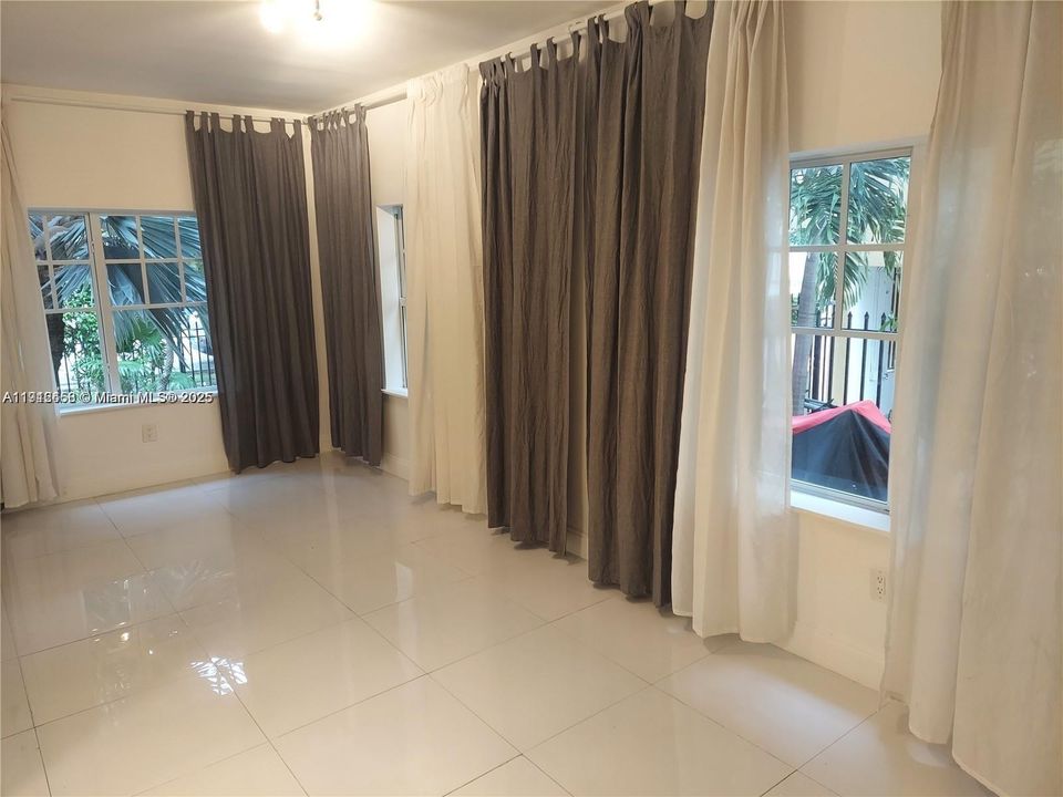 En Venta: $355,000 (2 camas, 2 baños, 700 Pies cuadrados)