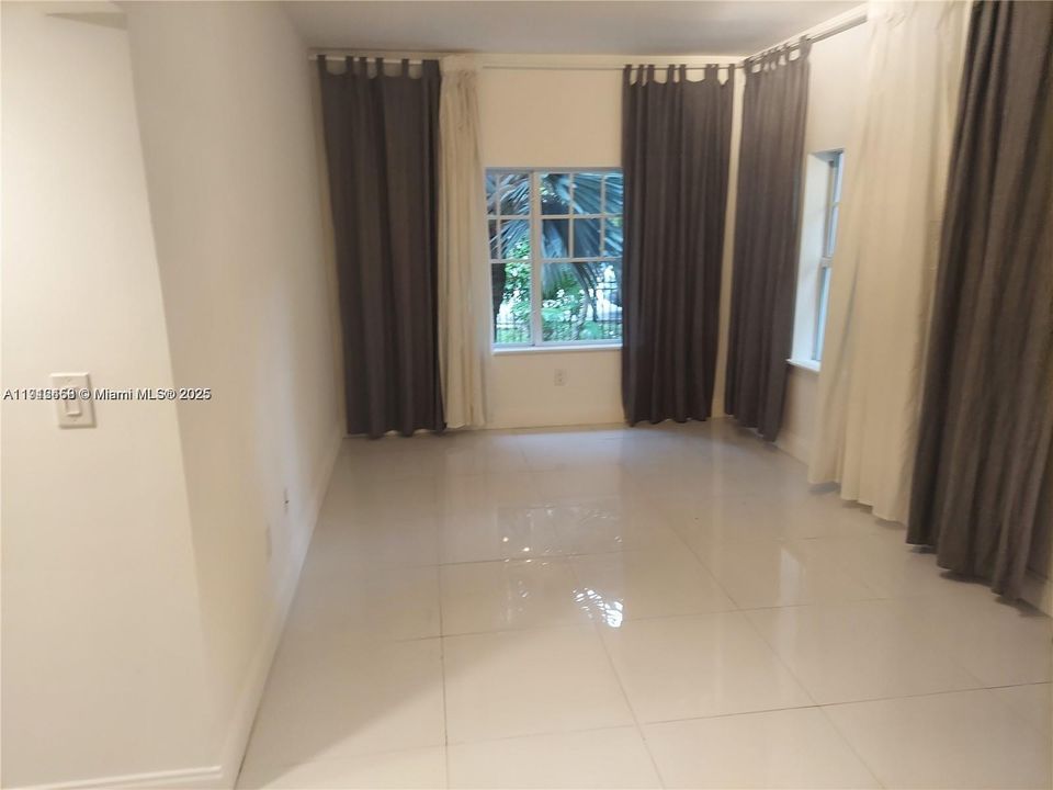 En Venta: $355,000 (2 camas, 2 baños, 700 Pies cuadrados)