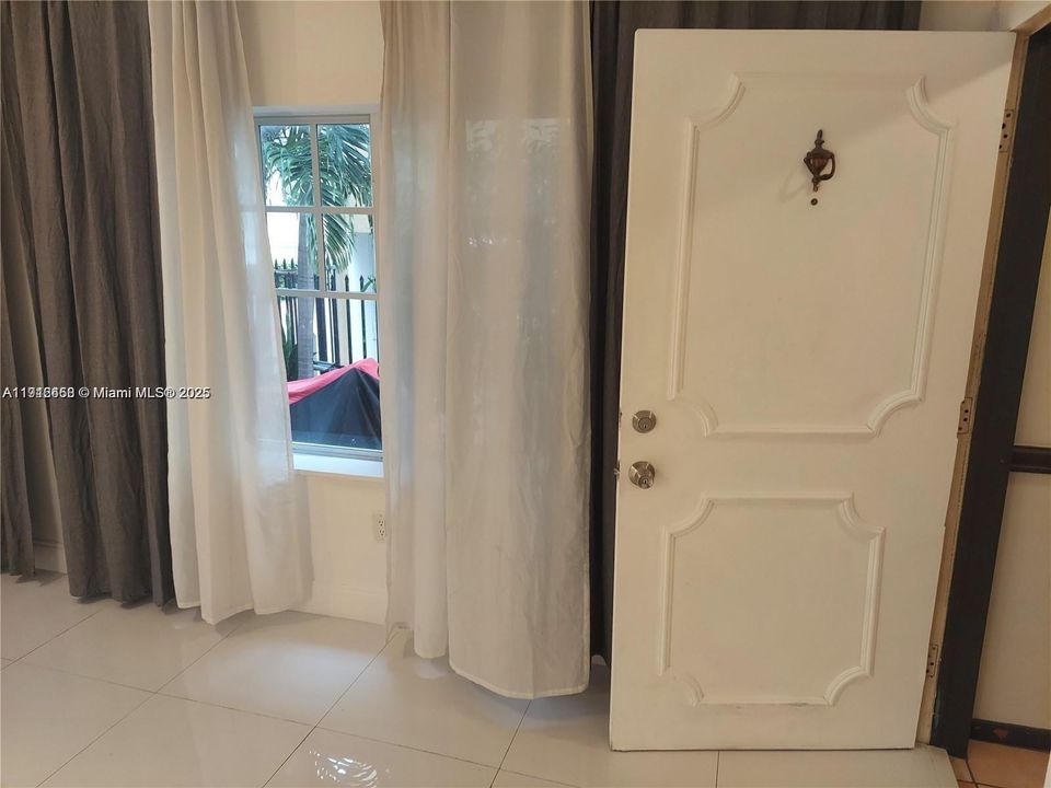 En Venta: $355,000 (2 camas, 2 baños, 700 Pies cuadrados)