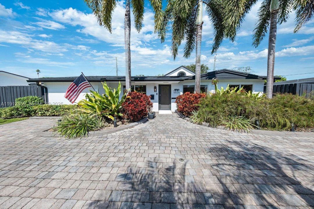 待售: $885,000 (4 贝兹, 2 浴室, 1775 平方英尺)