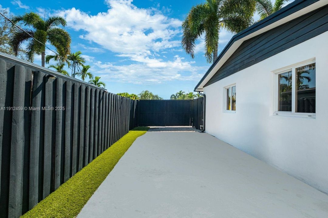 待售: $885,000 (4 贝兹, 2 浴室, 1775 平方英尺)