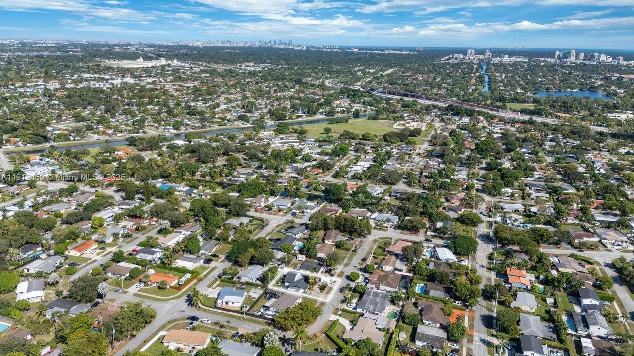 待售: $885,000 (4 贝兹, 2 浴室, 1775 平方英尺)