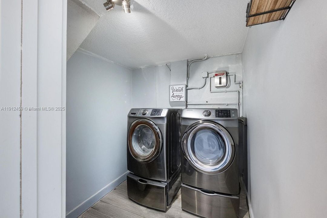 待售: $885,000 (4 贝兹, 2 浴室, 1775 平方英尺)