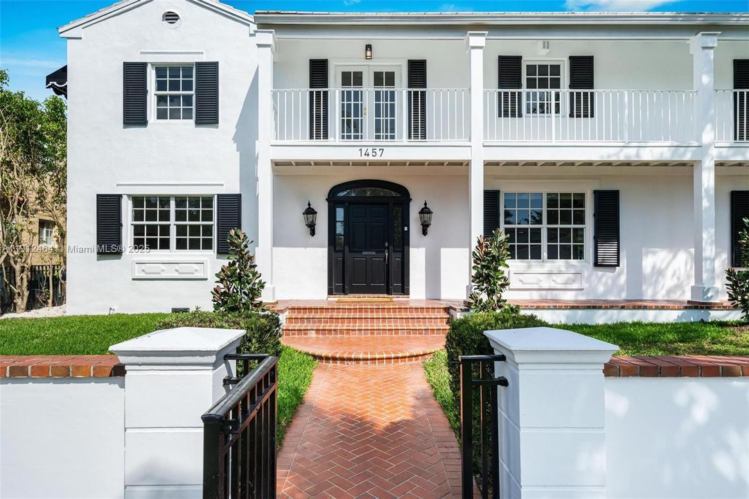 出租: $18,000 (5 贝兹, 4 浴室, 4274 平方英尺)