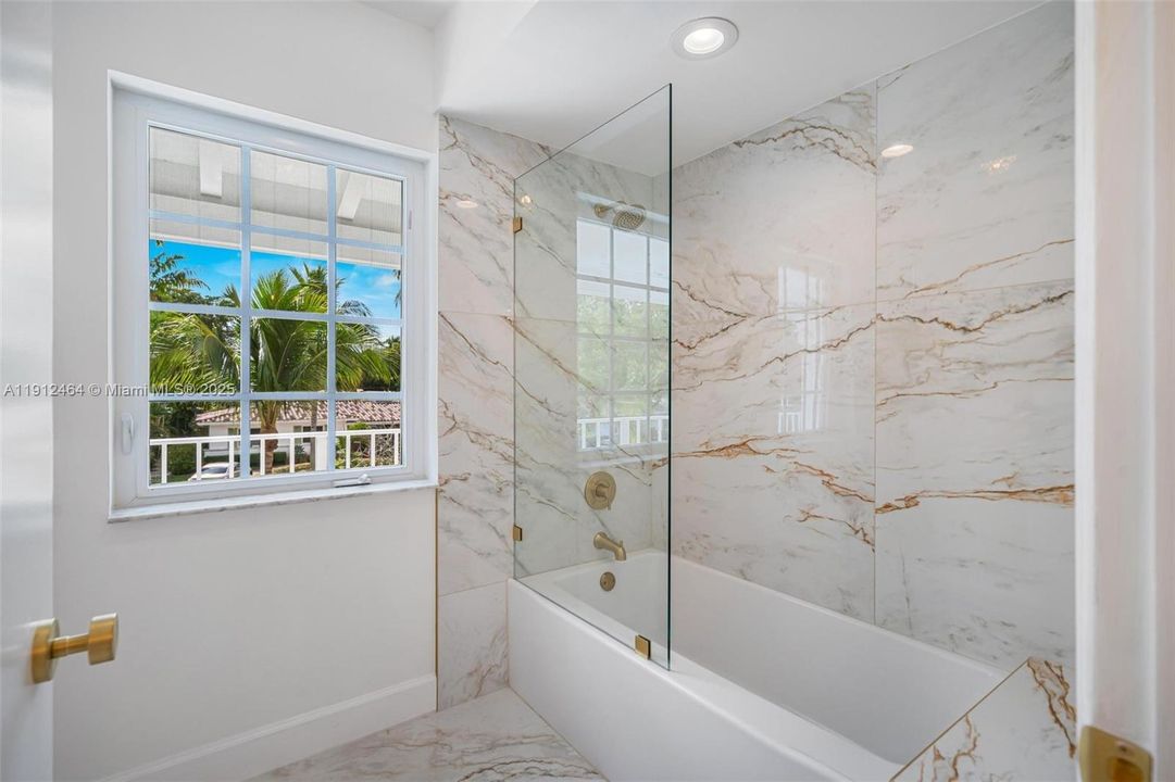 出租: $18,000 (5 贝兹, 4 浴室, 4274 平方英尺)