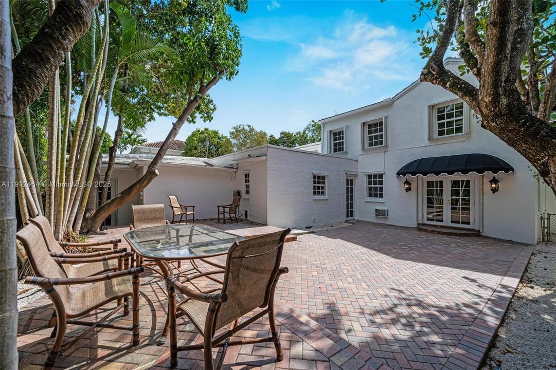 出租: $18,000 (5 贝兹, 4 浴室, 4274 平方英尺)