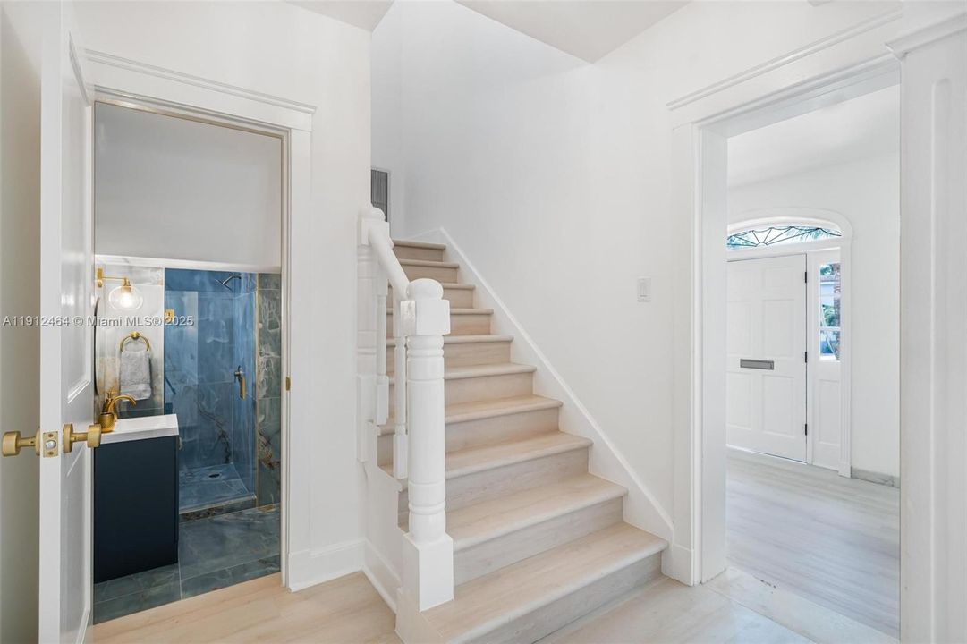 出租: $18,000 (5 贝兹, 4 浴室, 4274 平方英尺)