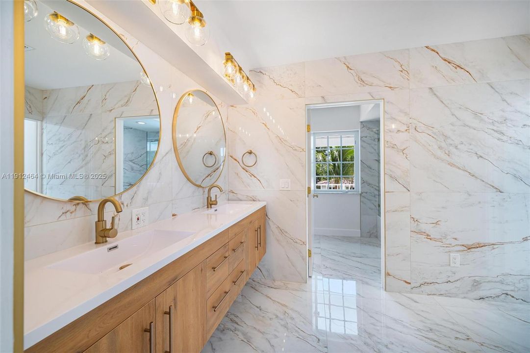 出租: $18,000 (5 贝兹, 4 浴室, 4274 平方英尺)