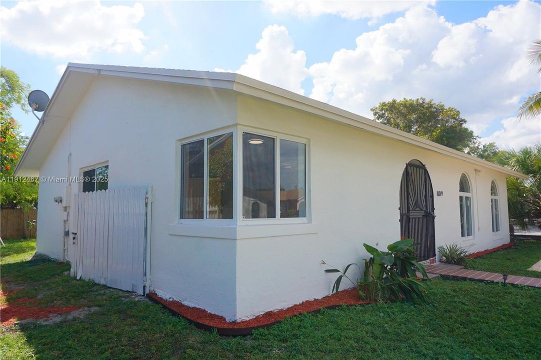 For Sale: $599,000 (3 beds, 2 baths, 1464 Square Feet)