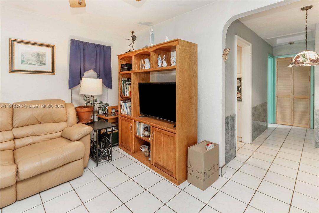 待售: $499,900 (0 贝兹, 0 浴室, 1086 平方英尺)