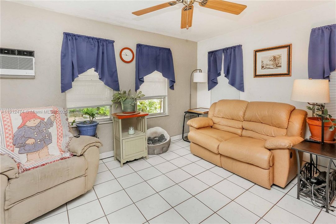 待售: $499,900 (0 贝兹, 0 浴室, 1086 平方英尺)