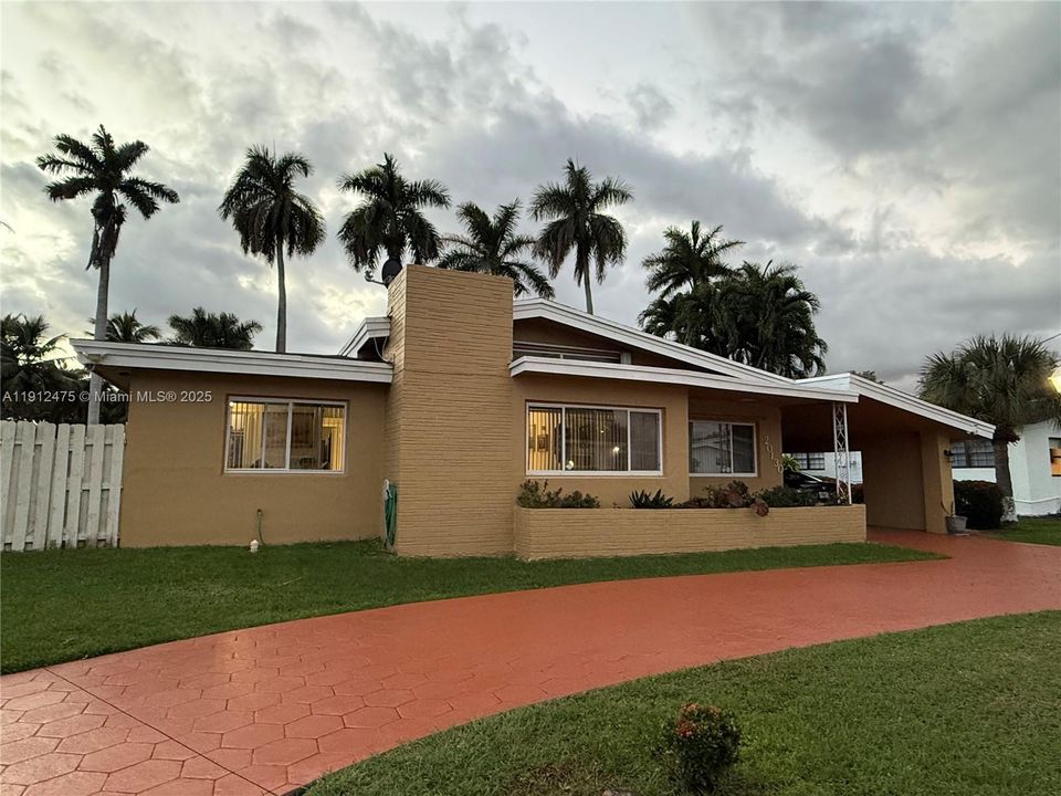 Active With Contract: $970,000 (3 beds, 2 baths, 1610 Square Feet)