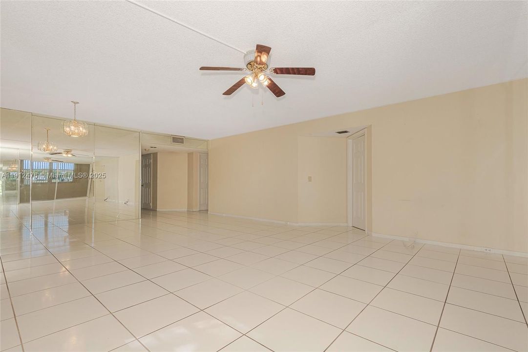 合同活跃: $199,900 (2 贝兹, 2 浴室, 1507 平方英尺)