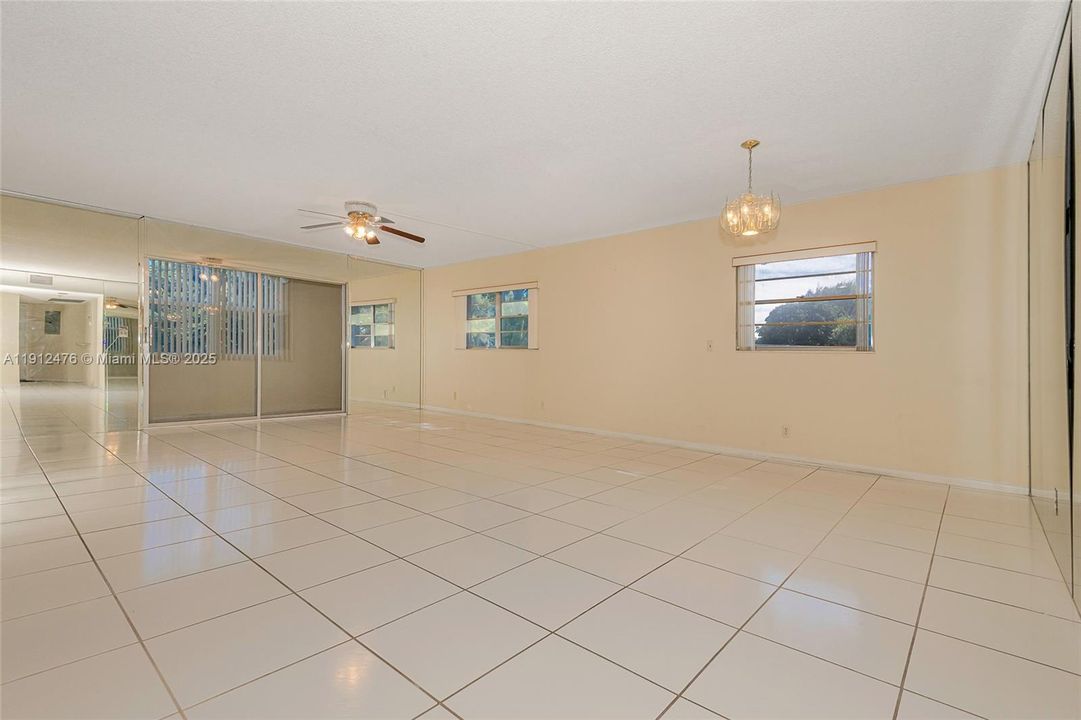 合同活跃: $199,900 (2 贝兹, 2 浴室, 1507 平方英尺)