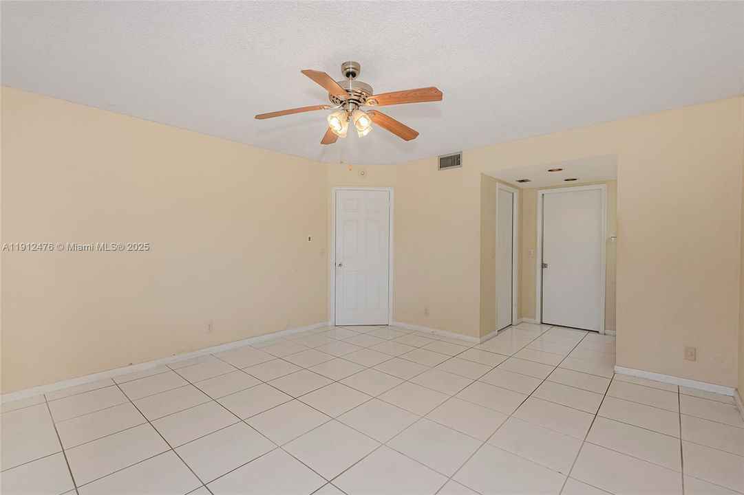 合同活跃: $199,900 (2 贝兹, 2 浴室, 1507 平方英尺)