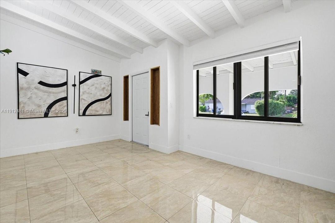 En Venta: $1,098,900 (3 camas, 2 baños, 1995 Pies cuadrados)