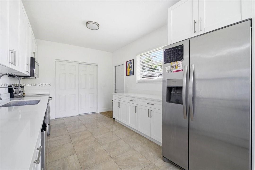 En Venta: $1,098,900 (3 camas, 2 baños, 1995 Pies cuadrados)