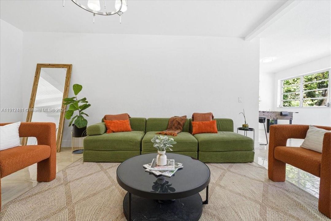 En Venta: $1,098,900 (3 camas, 2 baños, 1995 Pies cuadrados)