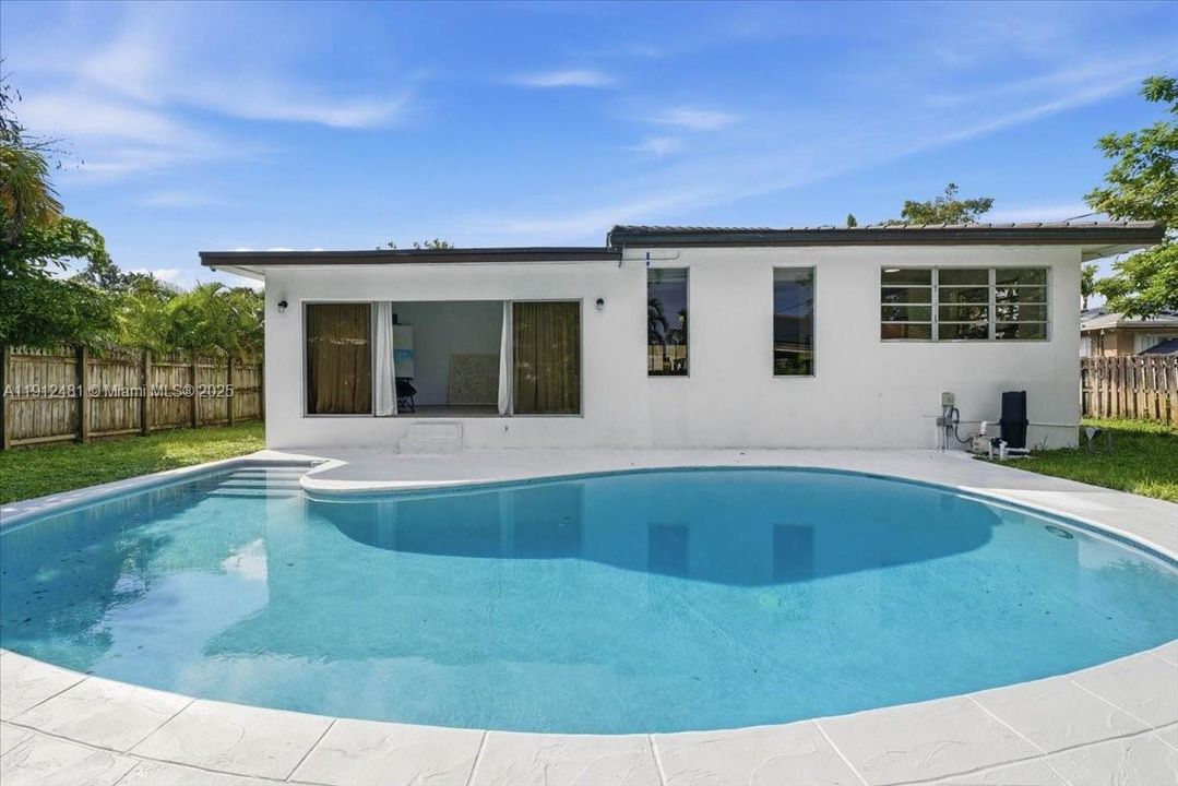 En Venta: $1,098,900 (3 camas, 2 baños, 1995 Pies cuadrados)