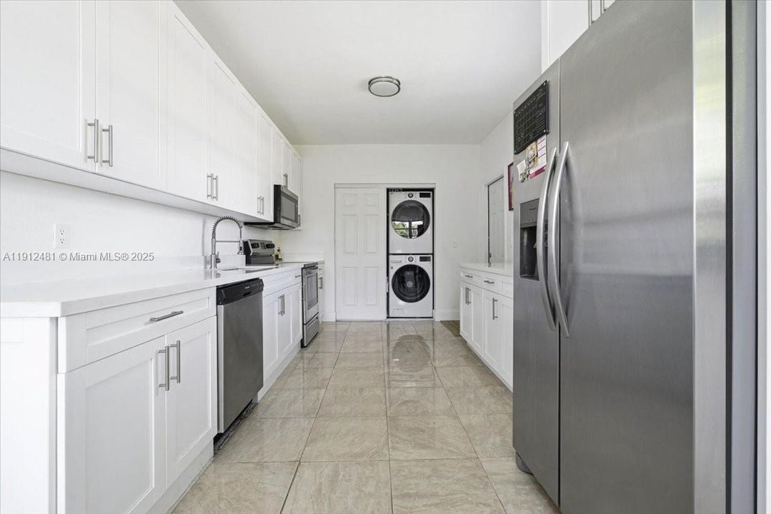 En Venta: $1,098,900 (3 camas, 2 baños, 1995 Pies cuadrados)