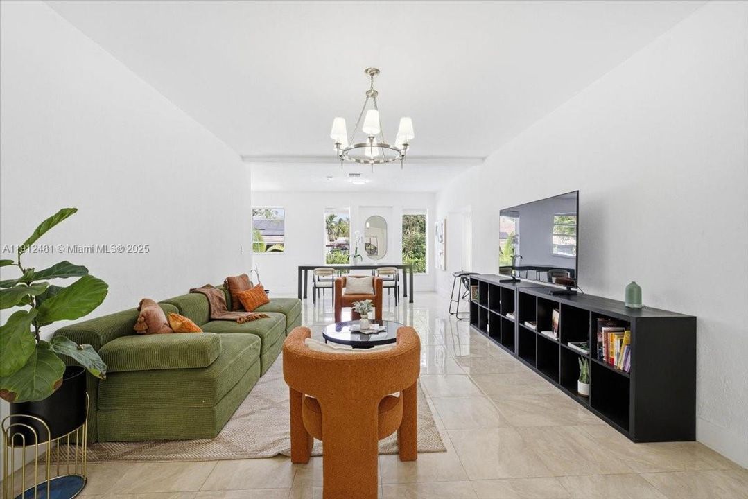 En Venta: $1,098,900 (3 camas, 2 baños, 1995 Pies cuadrados)