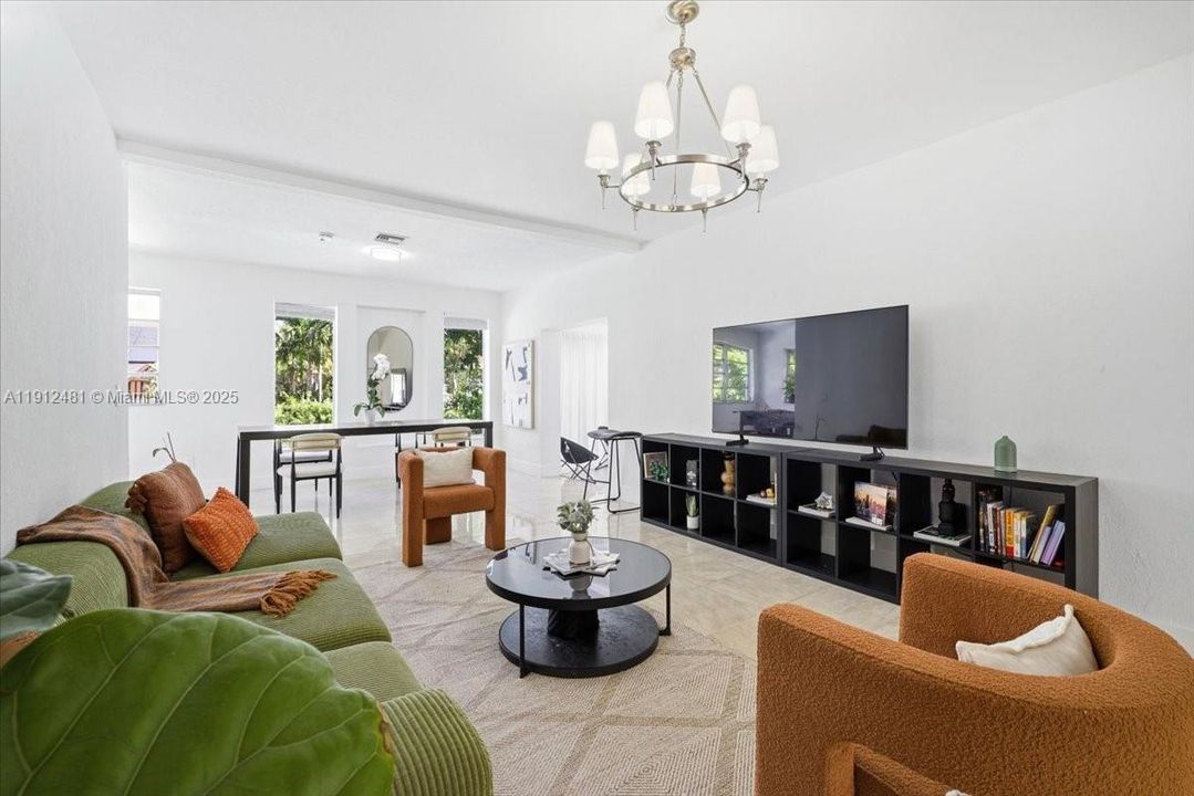 En Venta: $1,098,900 (3 camas, 2 baños, 1995 Pies cuadrados)