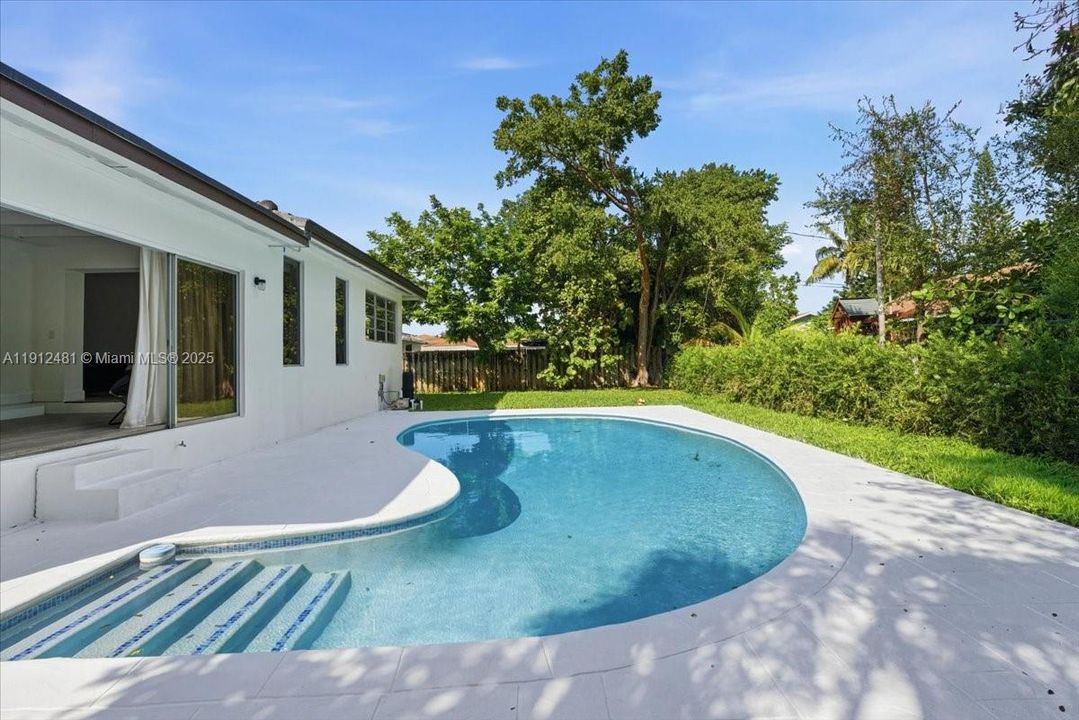 En Venta: $1,098,900 (3 camas, 2 baños, 1995 Pies cuadrados)