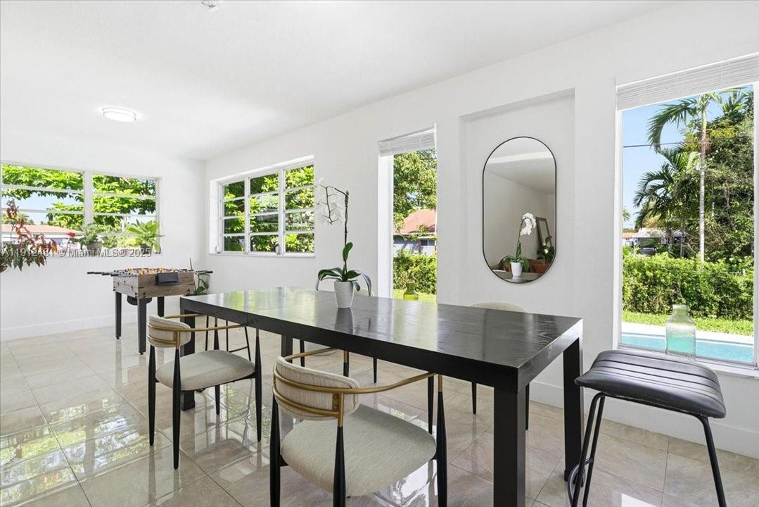 En Venta: $1,098,900 (3 camas, 2 baños, 1995 Pies cuadrados)