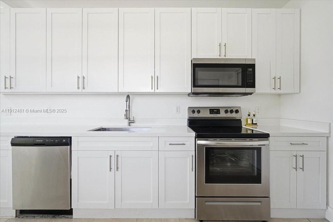 En Venta: $1,098,900 (3 camas, 2 baños, 1995 Pies cuadrados)