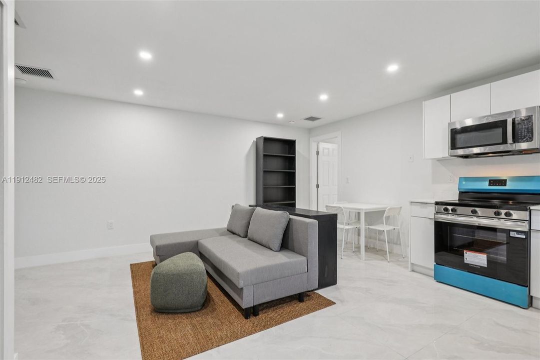 For Rent: $2,700 (2 beds, 2 baths, 625 Square Feet)