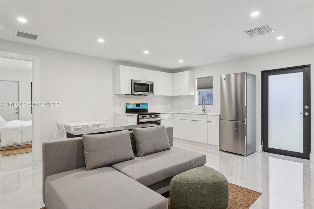 For Rent: $2,700 (2 beds, 2 baths, 625 Square Feet)