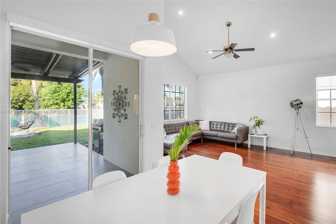 待售: $899,000 (4 贝兹, 2 浴室, 2478 平方英尺)