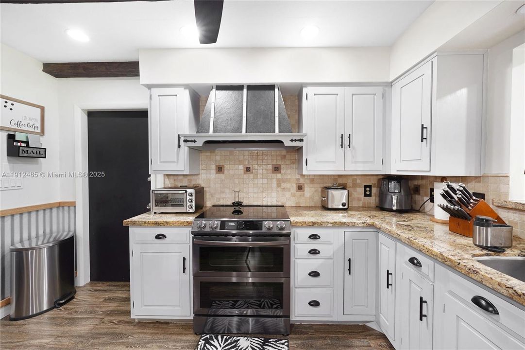 Activo con contrato: $815,000 (3 camas, 3 baños, 2416 Pies cuadrados)