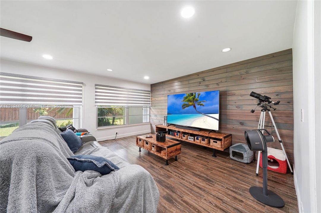 Activo con contrato: $815,000 (3 camas, 3 baños, 2416 Pies cuadrados)