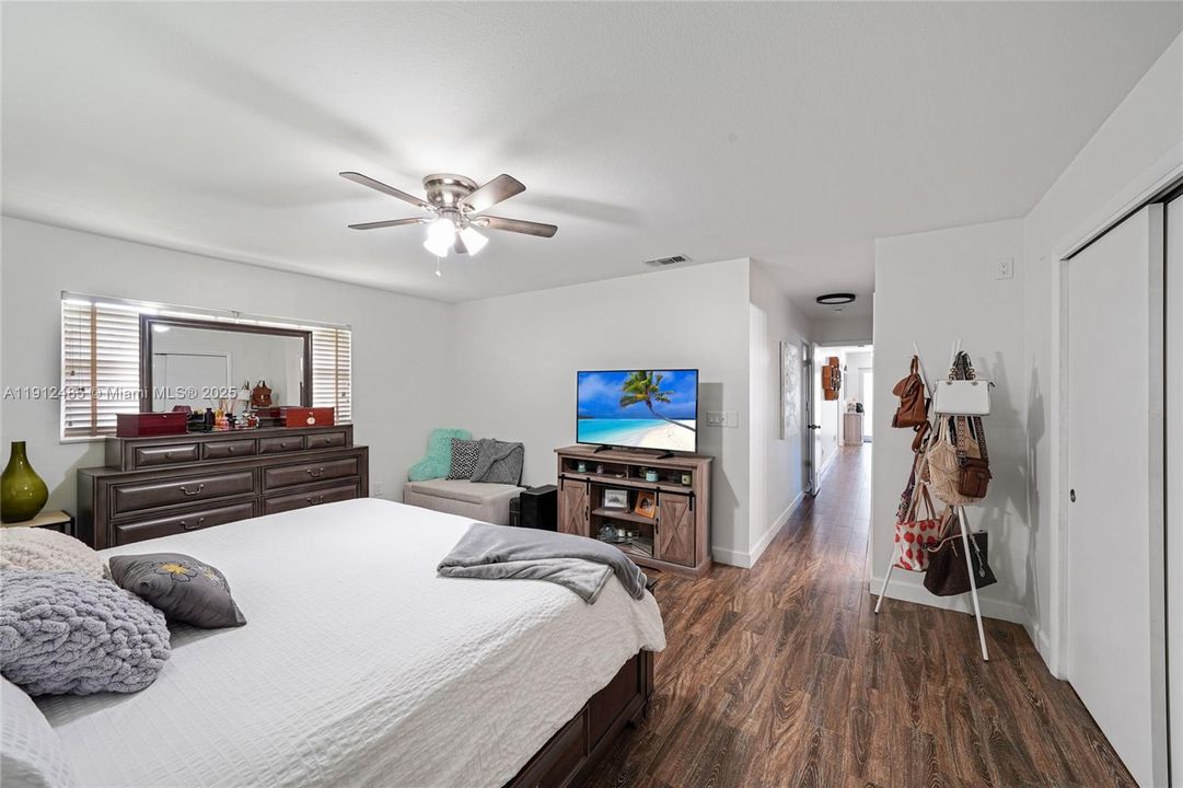 Activo con contrato: $815,000 (3 camas, 3 baños, 2416 Pies cuadrados)