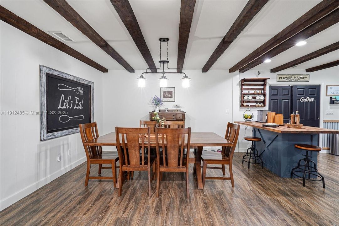 Activo con contrato: $815,000 (3 camas, 3 baños, 2416 Pies cuadrados)