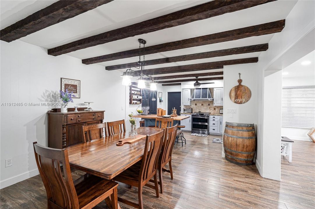 Activo con contrato: $815,000 (3 camas, 3 baños, 2416 Pies cuadrados)