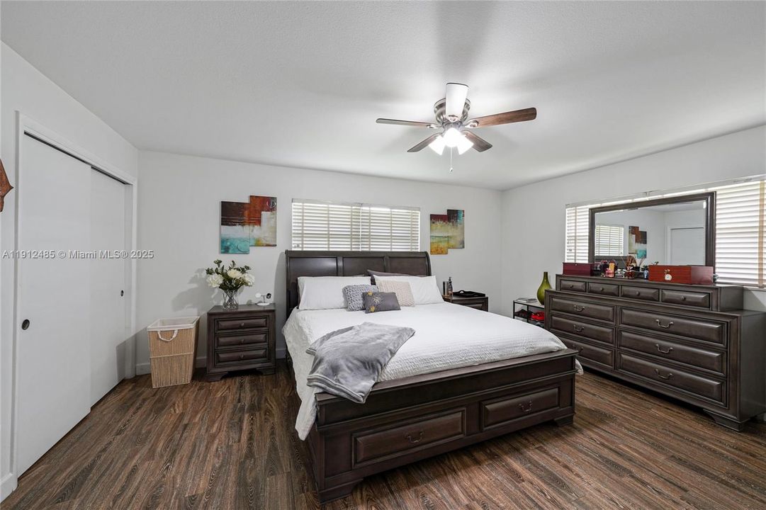 Activo con contrato: $815,000 (3 camas, 3 baños, 2416 Pies cuadrados)