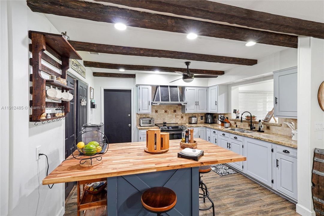 Activo con contrato: $815,000 (3 camas, 3 baños, 2416 Pies cuadrados)