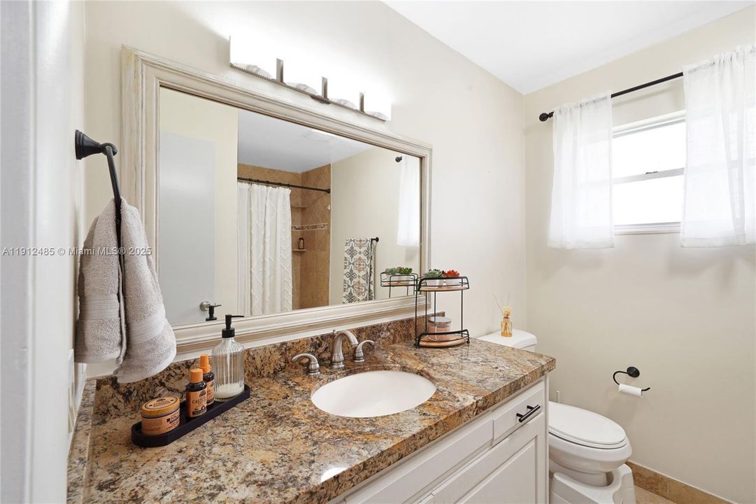 Activo con contrato: $815,000 (3 camas, 3 baños, 2416 Pies cuadrados)