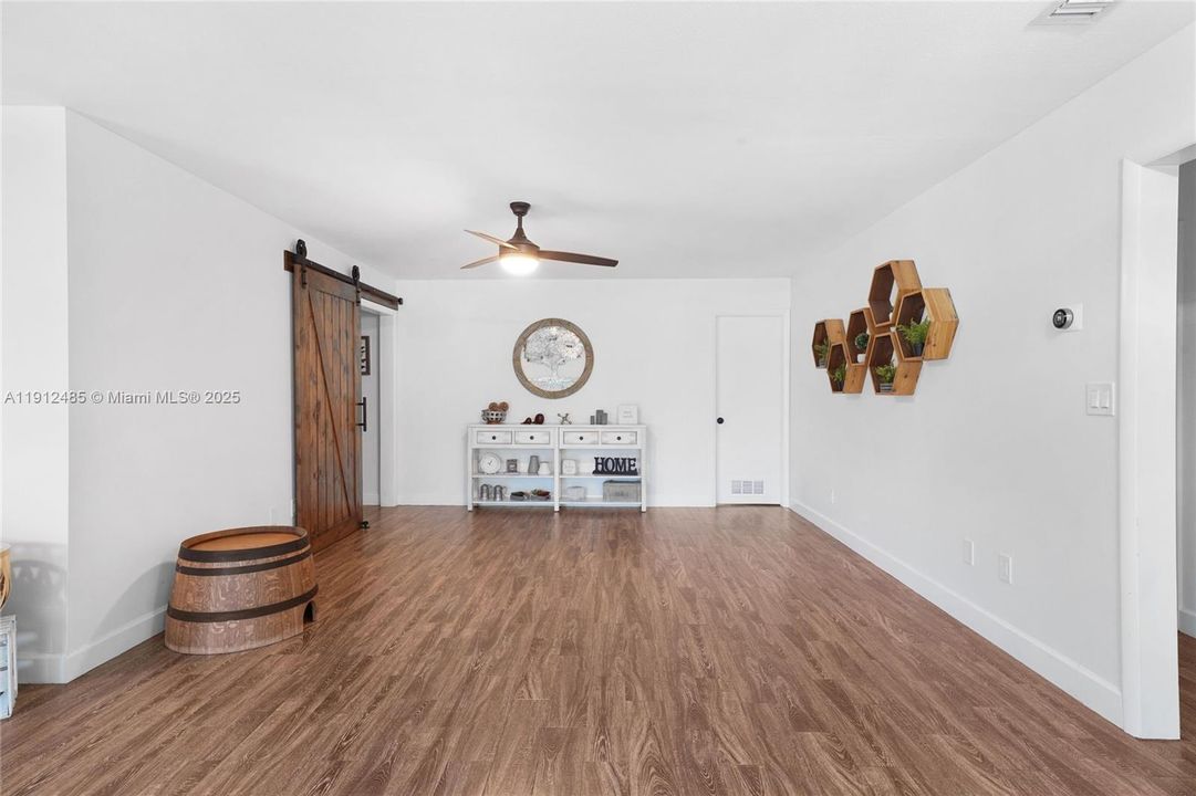 Activo con contrato: $815,000 (3 camas, 3 baños, 2416 Pies cuadrados)