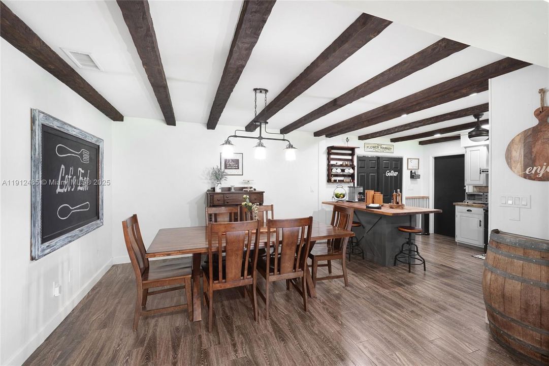 Activo con contrato: $815,000 (3 camas, 3 baños, 2416 Pies cuadrados)