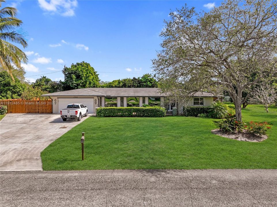 Activo con contrato: $815,000 (3 camas, 3 baños, 2416 Pies cuadrados)