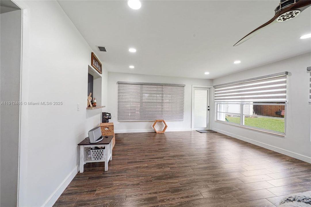 Activo con contrato: $815,000 (3 camas, 3 baños, 2416 Pies cuadrados)