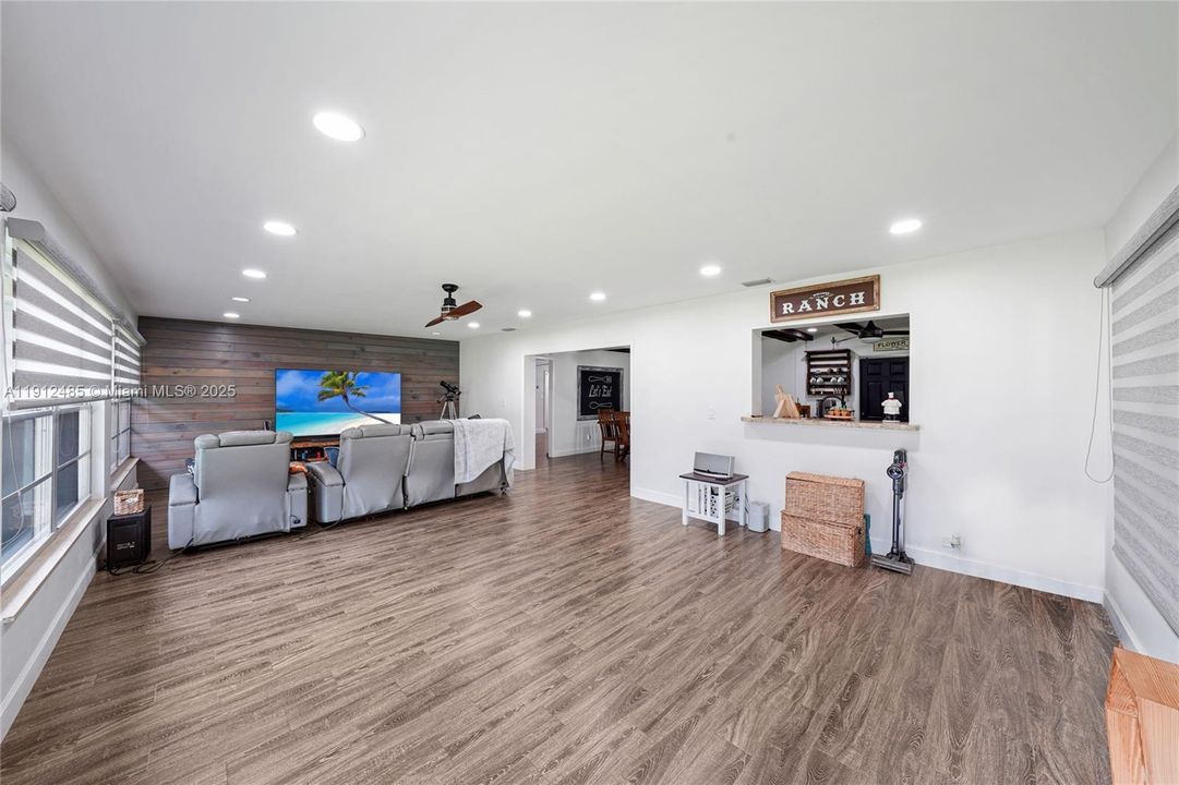 Activo con contrato: $815,000 (3 camas, 3 baños, 2416 Pies cuadrados)