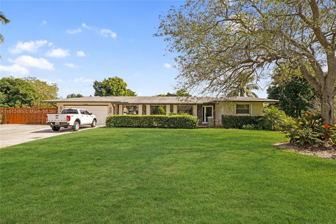 Activo con contrato: $815,000 (3 camas, 3 baños, 2416 Pies cuadrados)