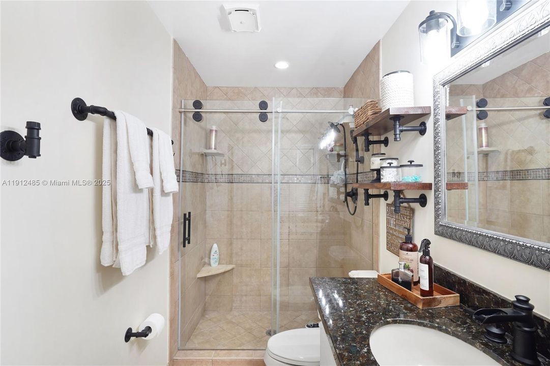 Activo con contrato: $815,000 (3 camas, 3 baños, 2416 Pies cuadrados)