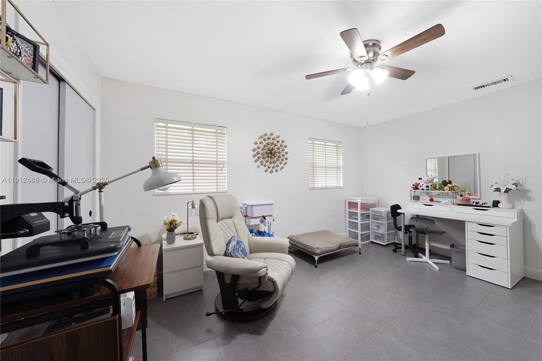 Activo con contrato: $815,000 (3 camas, 3 baños, 2416 Pies cuadrados)