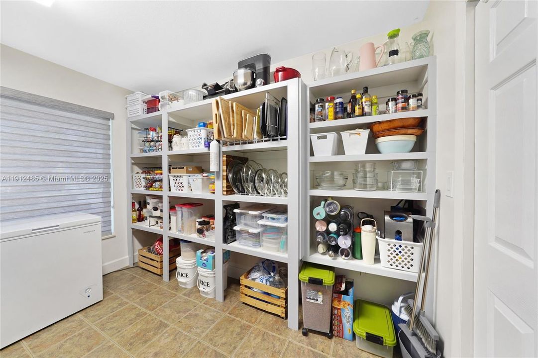 Activo con contrato: $815,000 (3 camas, 3 baños, 2416 Pies cuadrados)