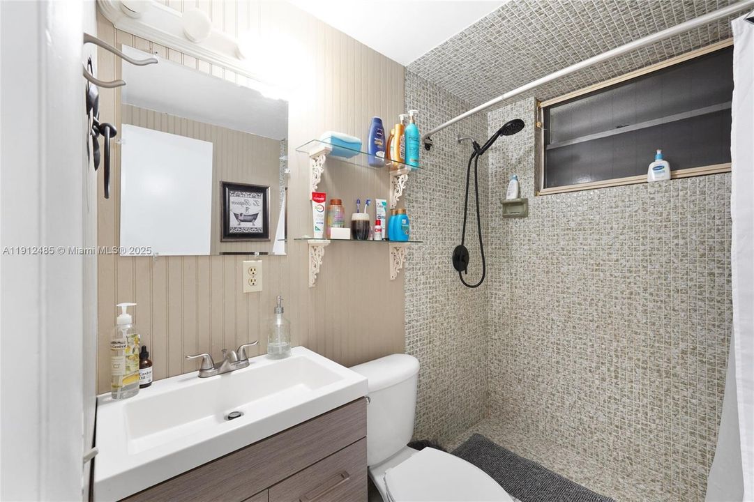 Activo con contrato: $815,000 (3 camas, 3 baños, 2416 Pies cuadrados)